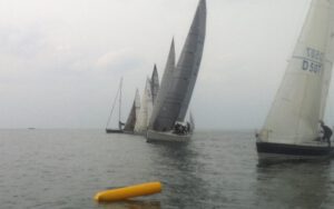 Rennyachten trainieren beim „Go4Speed East“ vor Greifswald