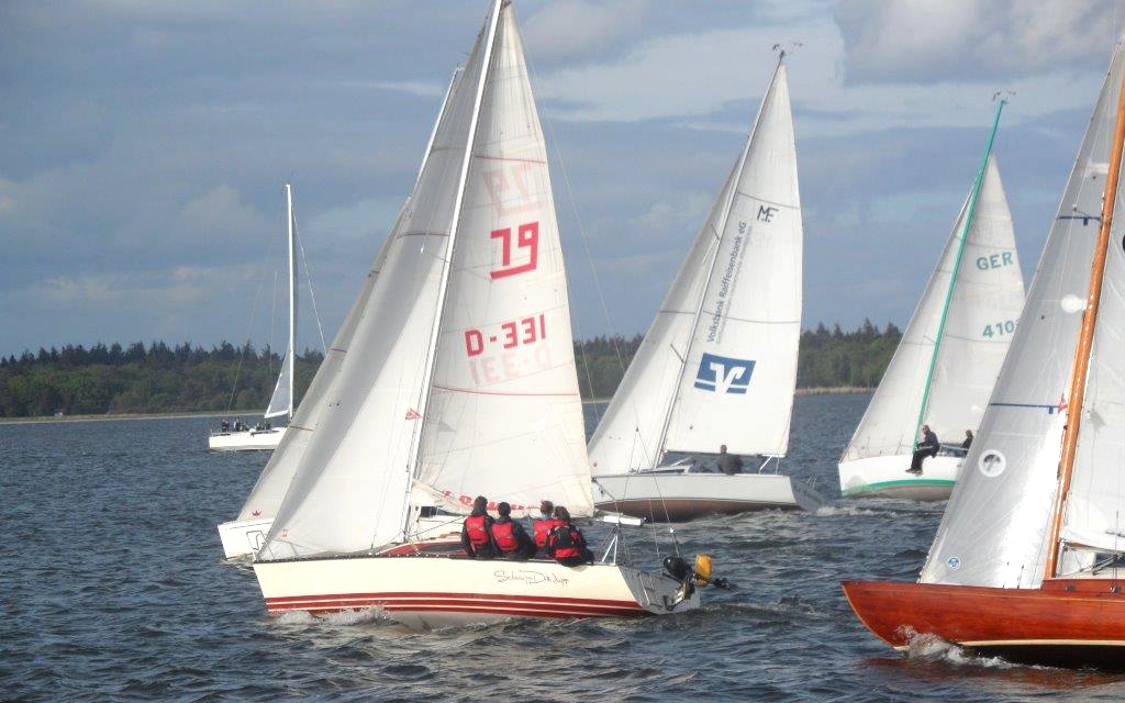 Windiger Auftakt zu Mittwochsregatta