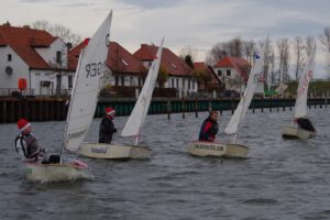 Rote Zipfelmützen auf dem Ryck