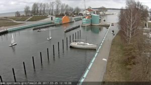 Neue Webcam in Wieck zeigt erste Yacht in Wasser