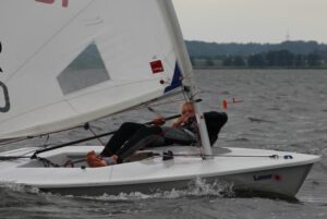 Links läuft eigentlich immer – Theresa beim Laser Europa Cup