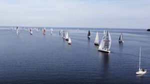 Blaues Band flattert in der Flaute