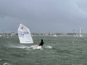 Regen und Sturm vor Warnemünde