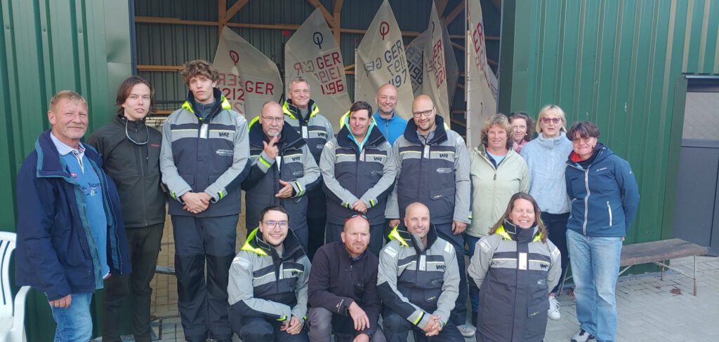 Gruppenbild der Ehrenamtler:innen vor der Bootshalle